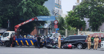 Ô tô Mercedes tông liên hoàn 3 xe máy dừng đèn đỏ, kéo lê 10m ở TPHCM