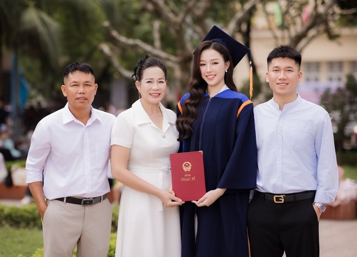 Trong ngày nhận bằng, ba mẹ cùng người thân của Lê Thu Trà cũng có mặt. Nhiều bạn bè, đồng nghiệp gửi hoa chúc mừng cô.