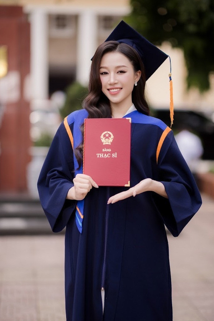 Á hậu Lê Thu Trà vừa nhận bằng thạc sĩ Quản trị Kinh doanh tại Trường Đại học Thương mại. Nàng hậu 24 tuổi cho biết tấm bằng không chỉ là dấu mốc tự hào trong hành trình học vấn mà còn thể hiện tinh thần cầu tiến, mong muốn không ngừng hoàn thiện bản thân.