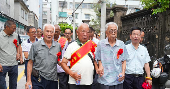 Cụ ông tìm người thân hơn 60 năm, đoàn tụ với 4 anh em ruột khi ngoài 80 tuổi