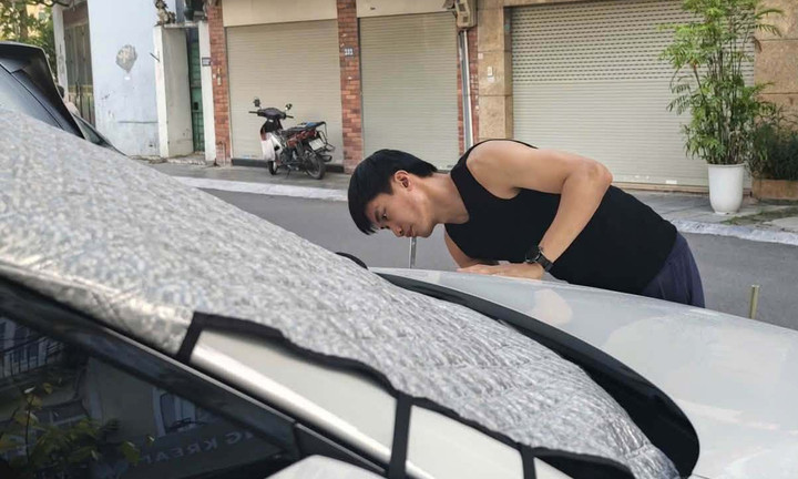 “Thủ tục” hằng ngày của Hiếu trước khi bắt đầu công việc không phải những bài tập khởi động, mà là kiểm tra chiếc xe.