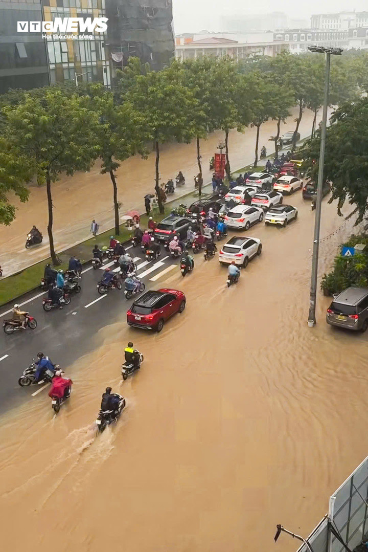 Nhiều tuyến phố Hà Nội bị úng ngập sau mưa lớn.