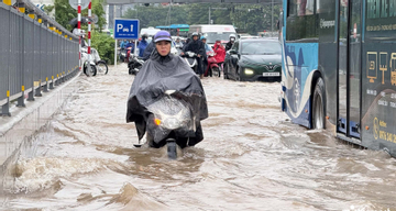 Nhiều trường ở Hà Nội học trực tuyến do mưa ngập