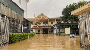Trung tâm y tế Hoàng Mai ngập sâu trong lũ