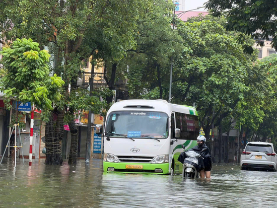 Hà Nội: Điểm ngập từng mất 4-10 giờ rút nước, nay nhanh đến bất ngờ