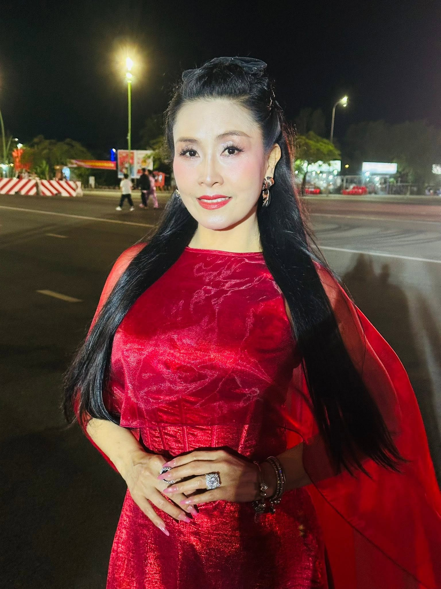 Kiều nữ Vbiz mang 2 chiếc nhẫn kim cương khổng lồ chói cả mắt, U55 mà đẹp sang ai cũng phải ngoái nhìn插图5 63743658214763617305181088210527574817822307n