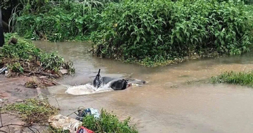 Sinh viên năm nhất nghi bị nước cuốn mất tích khi qua đường ngập sâu ở Hà Nội: Tìm thấy xe máy ở khu vực miệng cống thoát nước