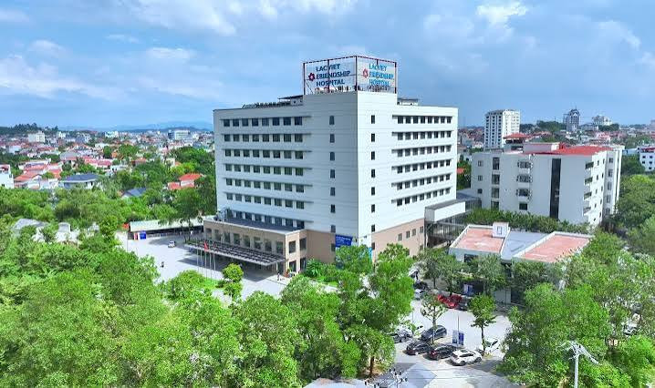 Vụ gần 20 người thân kéo đến bệnh viện: Công an làm rõ việc cô gái giả mang thai插图 dat kham nhanh benh vien huu nghi lac viet2.jpg