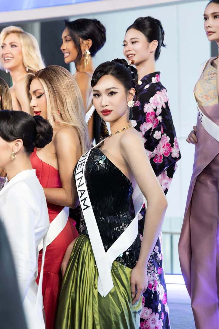 Minh Anh ghi điểm bởi phong cách thời trang biến hoá mỗi ngày.