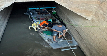Hai người mắc kẹt trong cống ở Hà Nội