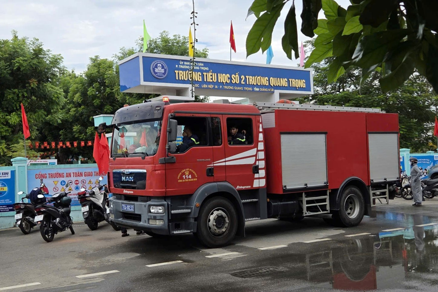 Cháy tại trường tiểu học, phát hiện một hiệu phó tử vong插图1 1788329461668_3603321913937400561_g4003150975286089854_74cbcc5f5ab3e05806754cd5a41f2b43.jpg