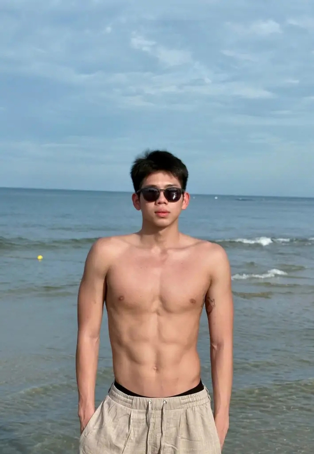 Nam thần bơi lội thế hệ mới gây sốt với body 8 múi săn chắc khi thi bơi cùng chị gái Ánh Viên插图2 image 1
