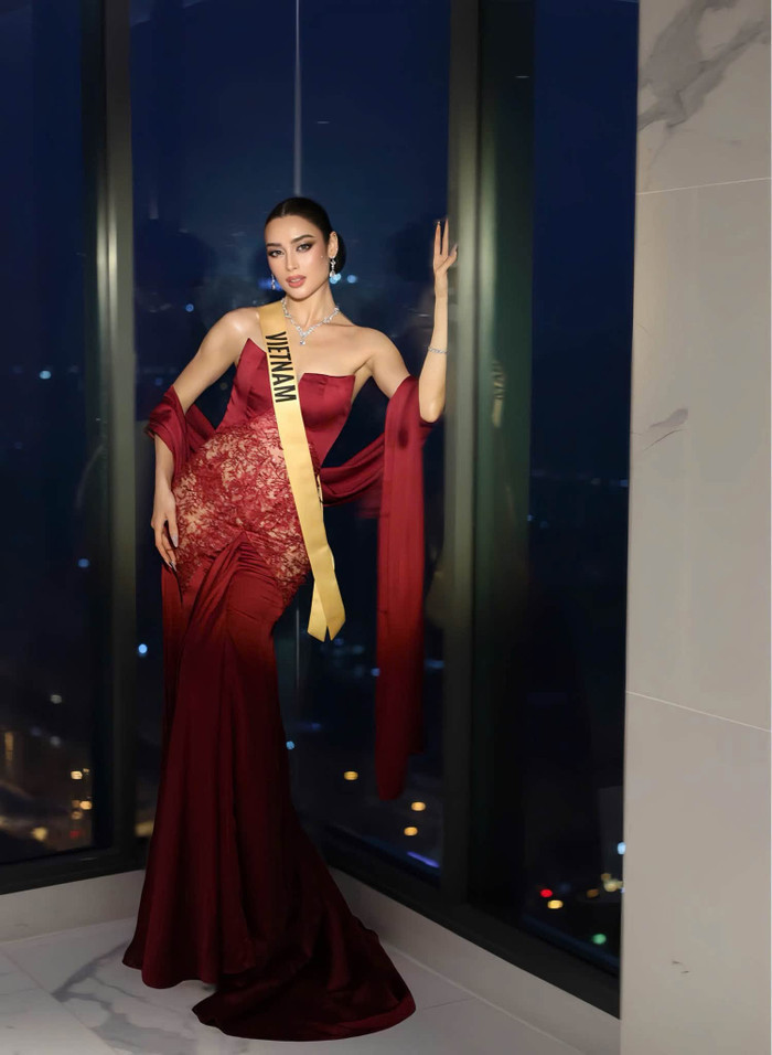 Emoura Phạm nhận sash Việt Nam tại Miss Grand International 2026.