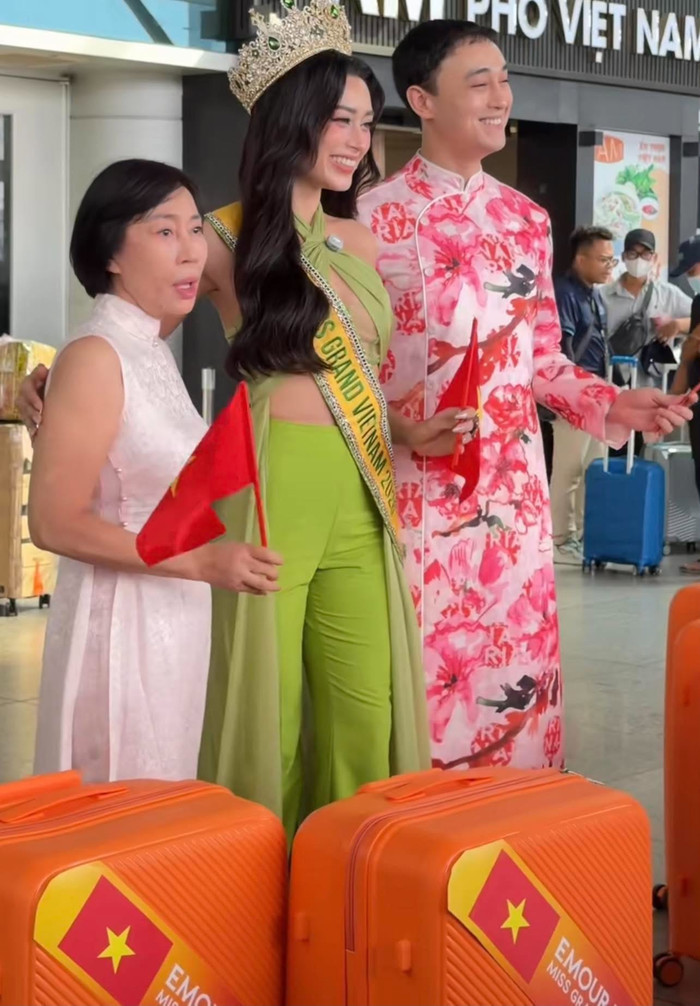 Emoura Phạm tỏa sáng tại Miss Grand International 2026插图2 Anh trai đồng hành cùng Emoura Phạm trong hành trình chinh phục vương miện Miss Grand International 2026 tại Thái Lan.