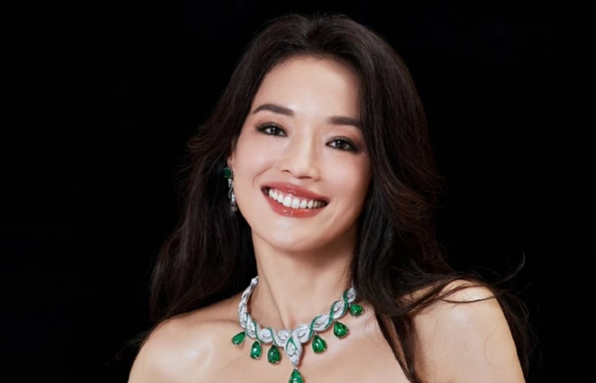 Thư Kỳ đứng cạnh Trương Tịnh Nghi kém 23 tuổi, nhan sắc 'gây sốt' vì điều này - Ảnh 2