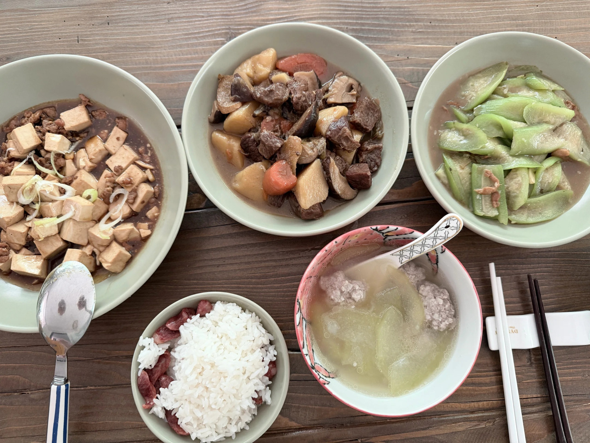 Mâm cơm thường ngày của Hà Tuệ.