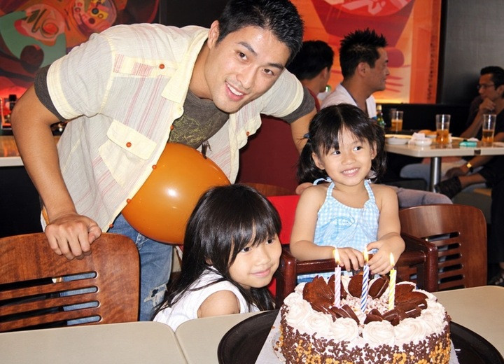 Năm 2005, Trí Nguyễn đưa vợ con về Việt Nam để đóng phim “Dòng máu anh hùng”. Cuộc hôn nhân của anh tan vỡ vào năm 2008, sau đó Thanh An và chị gái cùng mẹ sang Mỹ định cư. Những năm qua, cô gần như tách biệt với sự ồn ào của mạng xã hội.