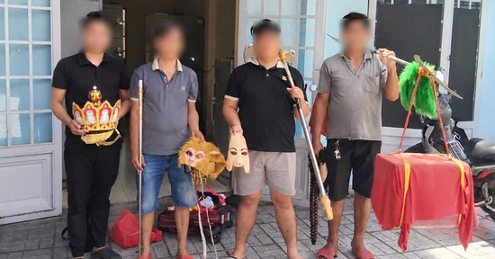 Công an làm việc với 4 người hóa trang 'thầy trò Đường Tăng' đi bộ trong làn ô tô
