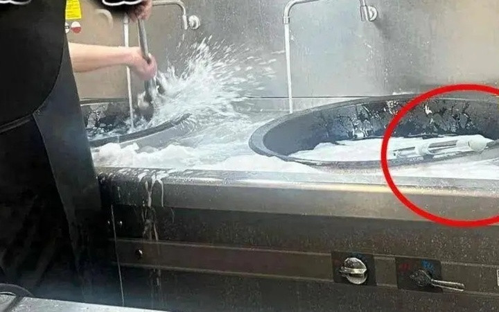 Cô Vương phát hiện khu vực bếp tồn tại nhiều hành vi sai phạm và đã nhiều lần báo cáo lên hiệu trưởng, nhưng sự việc vẫn không được chấn chỉnh. (Ảnh: WB)