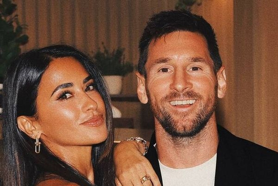 Vợ Messi gây sốt với khả năng nói tiếng Anh