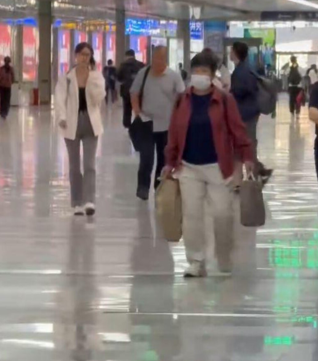 14 ngày cuối đời của mẹ do con trai ghi lại gây xúc động插图1 contrai3.jpg