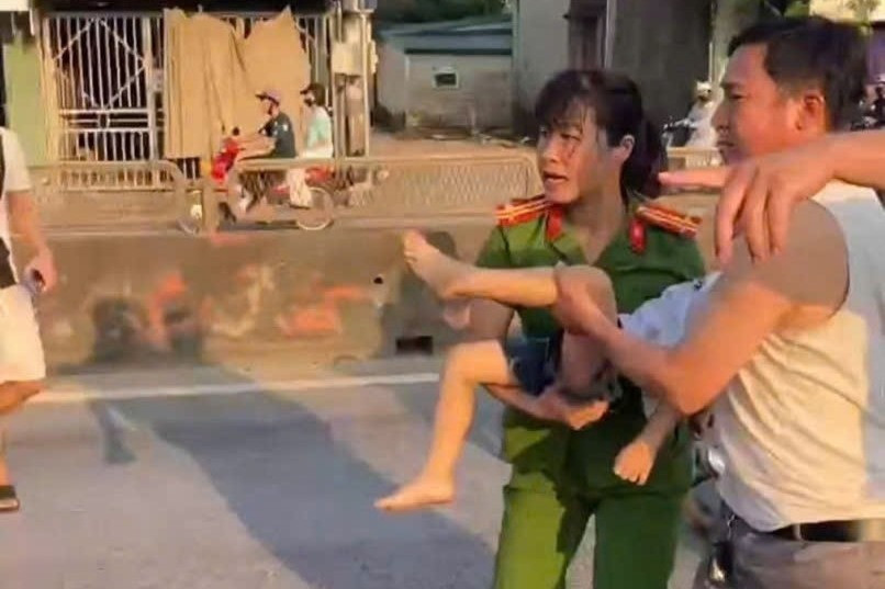 Bé trai gặp tai nạn giữa đường và quyết định của nữ trung tá công an插图 1790143493740_1934742621704974141_6414903064632587234_c455adbfd09329cb60275c8a9c3e39aa.jpg