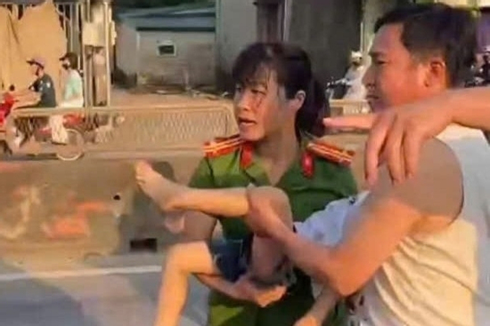 Bé trai gặp tai nạn giữa đường và quyết định của nữ trung tá công an