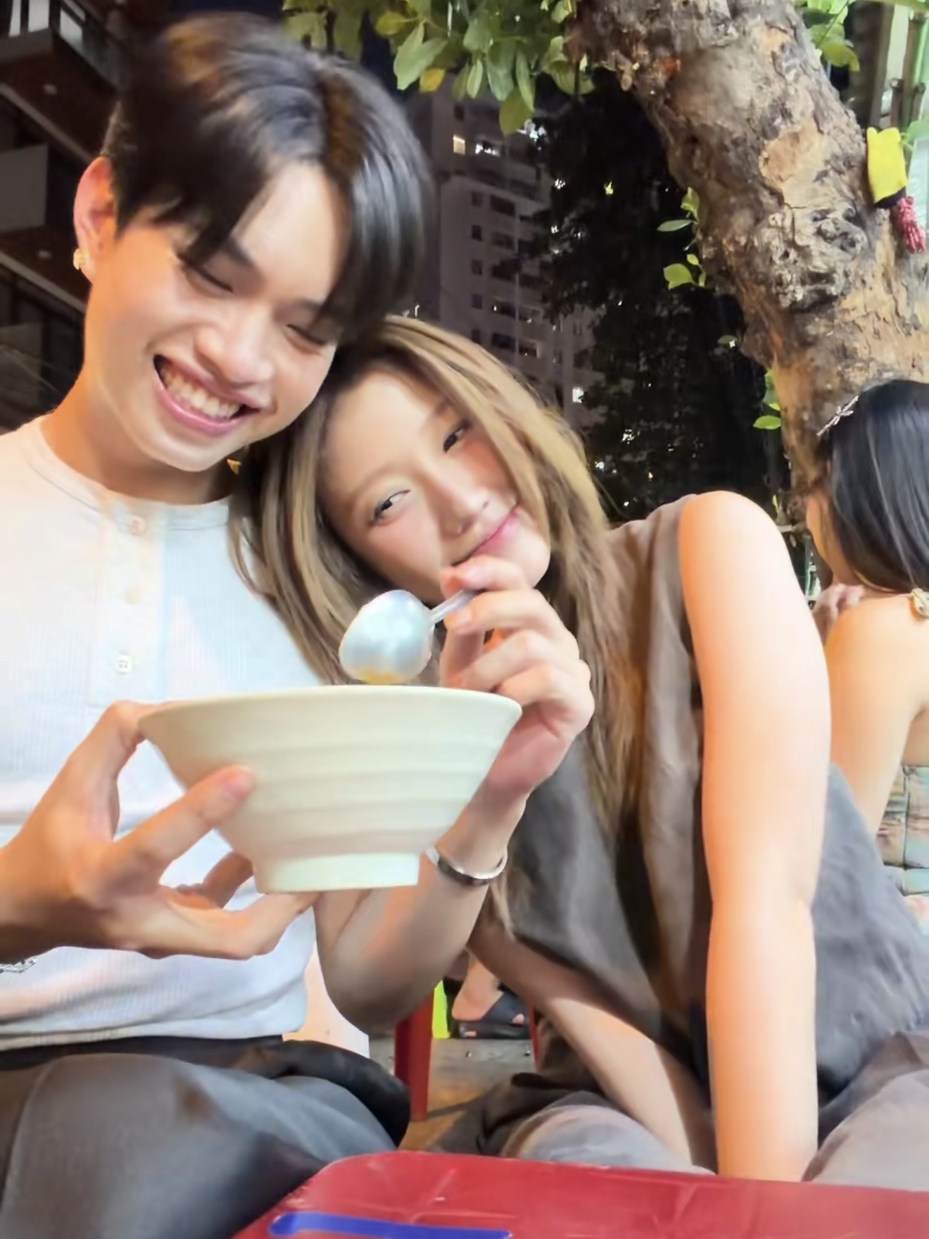 Bức ảnh 'tự công bố' nam – nữ chính phim Tết Trấn Thành gây chấn động, là đùa thôi đúng không?插图2 58853203414455469902741001662151