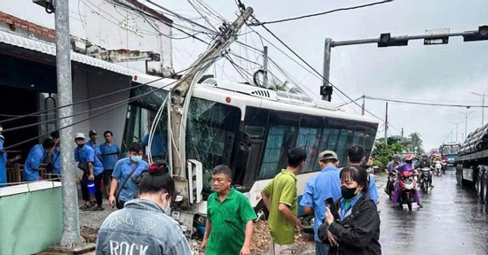 Ô tô chở 20 công nhân tông văng xe máy, lao lên vỉa hè đâm gãy trụ điện