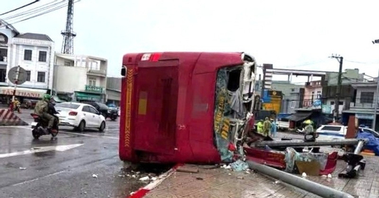 Xe khách tông liên hoàn rồi lật nghiêng, 2 người tử vong