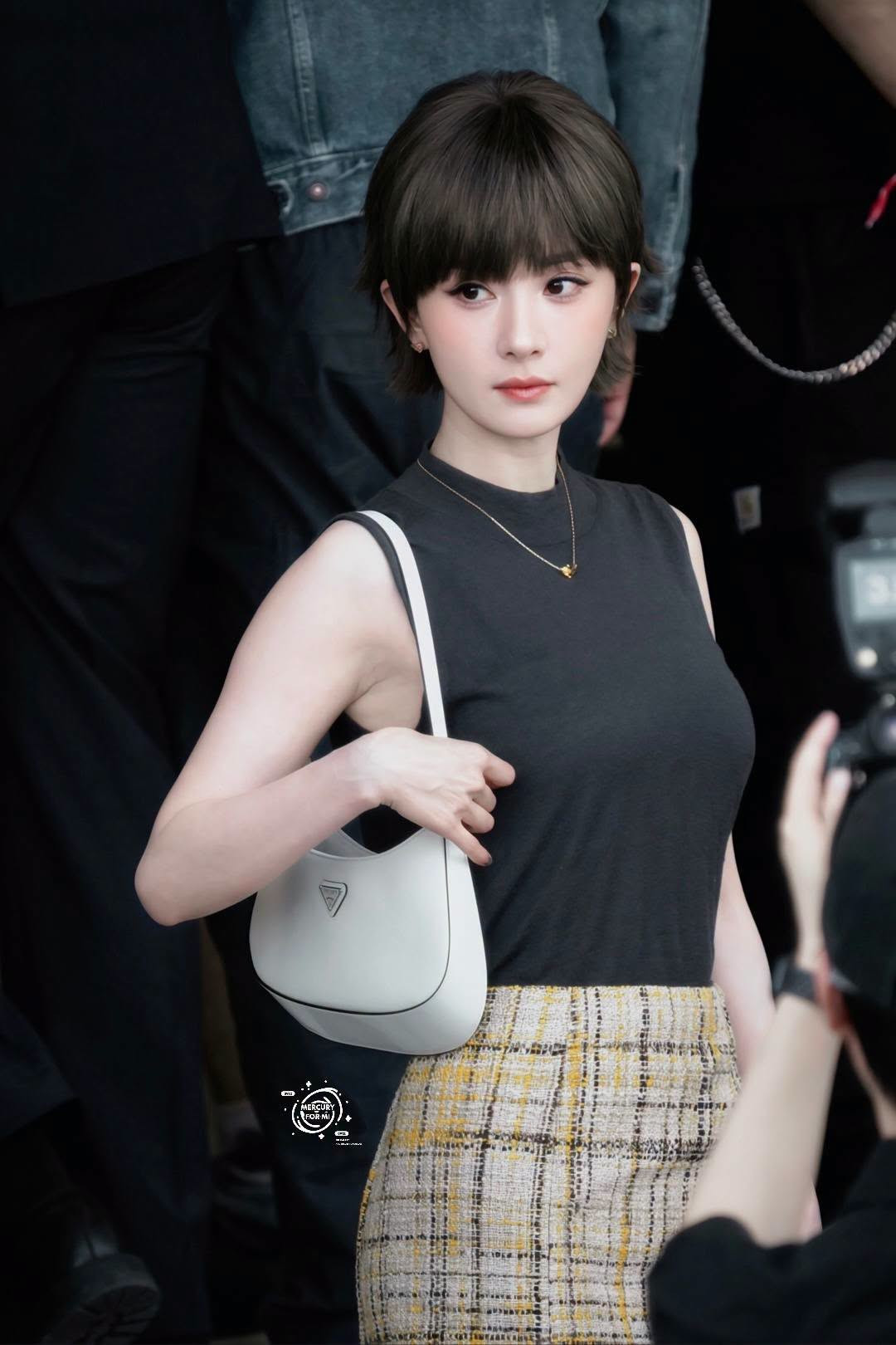 Dương Mịch gây bất ngờ với màn tự tay cắt tóc ngắn tại Tuần lễ thời trang Milan - Ảnh 1