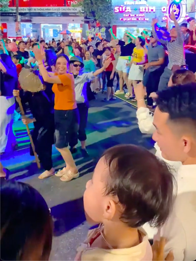 Nhiều trẻ em được bố mẹ cho ra phố xem diễu hành mừng Tết Trung thu. (Ảnh cắt từ clip)