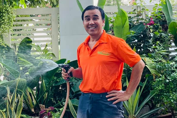 Cuộc sống của MC Quyền Linh trong biệt thự rộng 500m²: Trồng rau, chăm gần 100 gốc hồng, đi dép tổ ong tưới cây