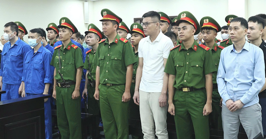 Cựu cán bộ công an không thừa nhận cầm 140.000 USD để ‘chạy án’