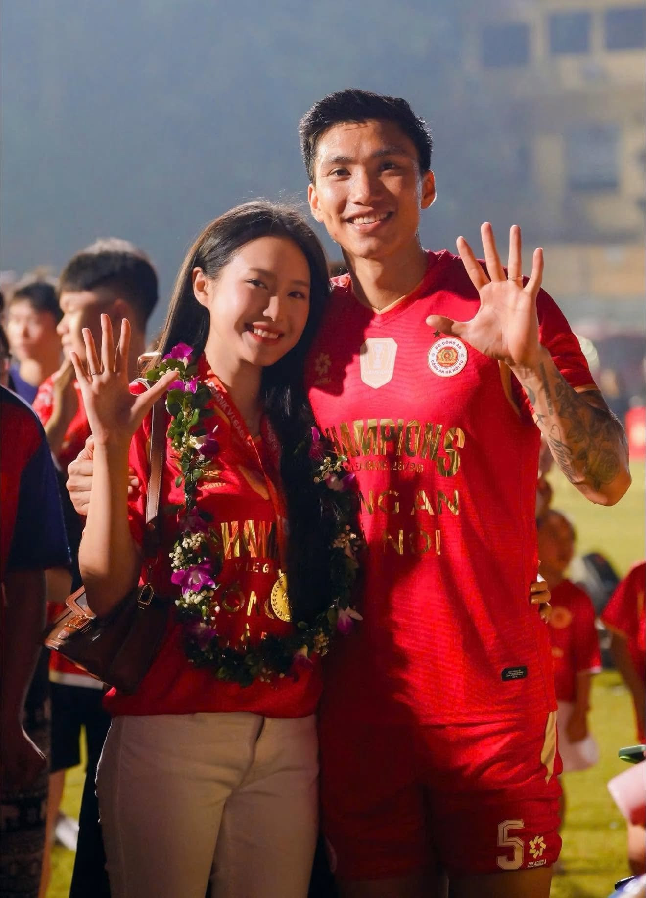 Đoàn Văn Hậu - Doãn Hải My lộ diện sau ồn ào, đẹp nức nở dùng kính lúp soi cũng không ra khuyết điểm - áº¢nh 8.