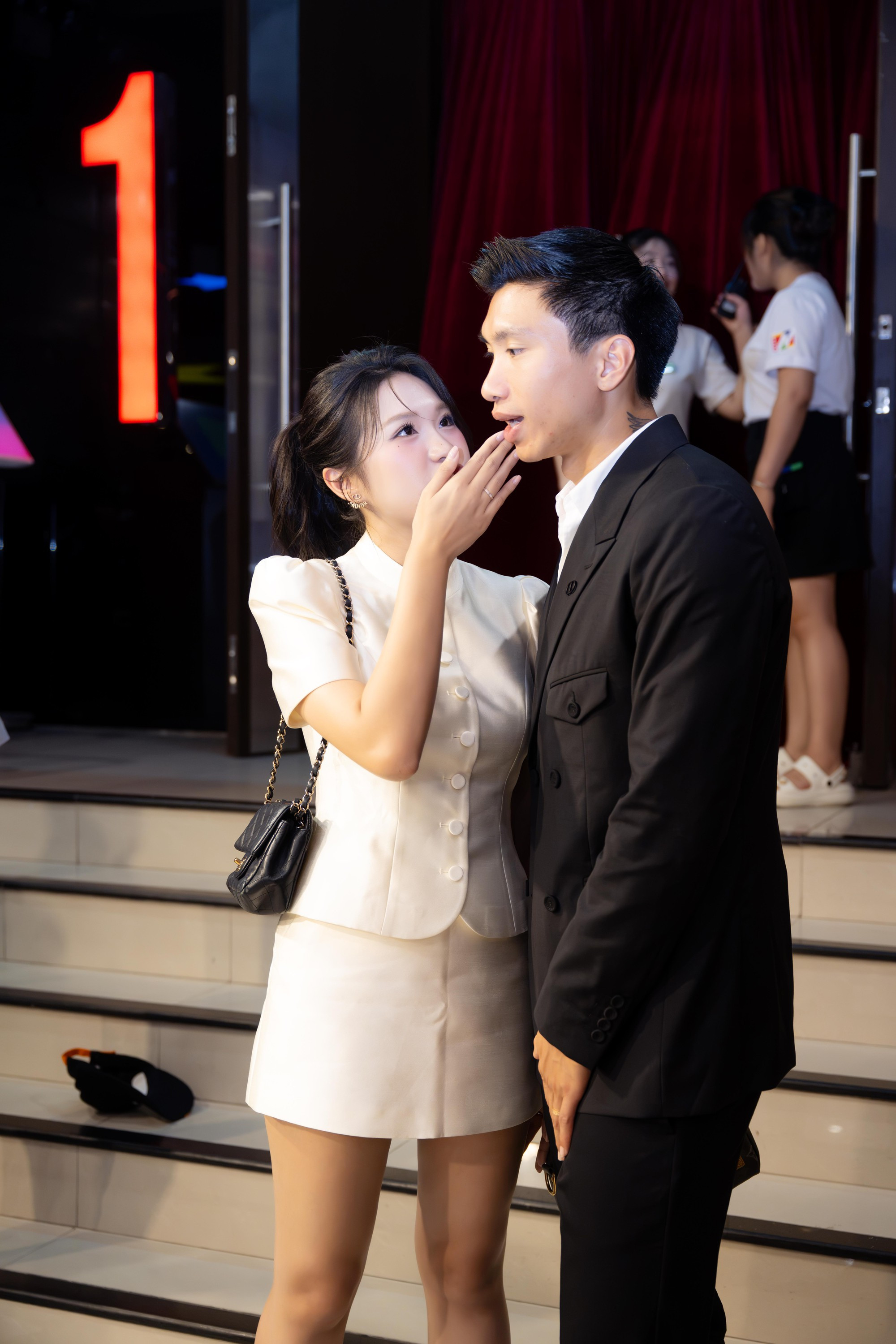 Đoàn Văn Hậu - Doãn Hải My lộ diện sau ồn ào, đẹp nức nở dùng kính lúp soi cũng không ra khuyết điểm - Ảnh 3.
