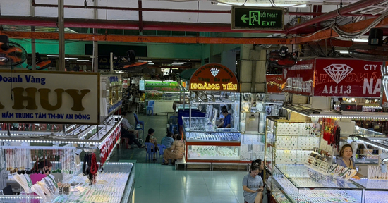 Nhiều cửa hàng kim cương mở cửa trở lại, có nơi hẹn thanh toán đến cuối 2027