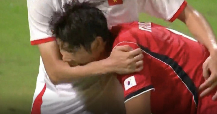 Lee Young-jun cắn Đinh Quang Kiệt.