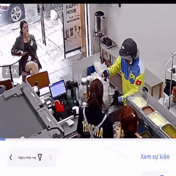 Shipper làm đổ 6 ly nước và xin đền tiền, video ghi lại cách chủ quán xử lý lan truyền chóng mặt