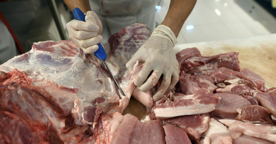 Giá xăng dầu tăng mạnh; thịt nhập khẩu chỉ hơn 26.000 đồng/kg