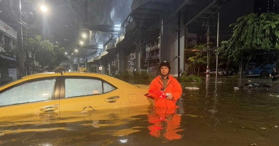 Thái Lan ban bố tình trạng thảm họa khi thủ đô Bangkok ngập sâu vì mưa lớn