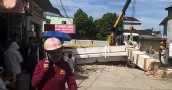 Khoảnh khắc cổng làng đổ sập, bé trai lớp 3 bị đứt lìa cánh tay
