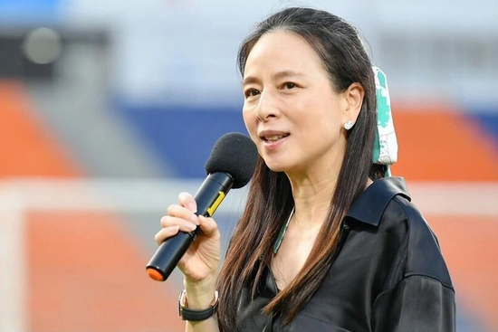 Madam Pang từ bỏ quyền lực ở CLB, trở thành 'bà trùm' bóng đá Thái Lan thế nào?