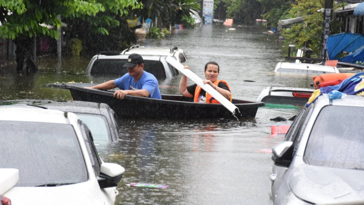 น้ำท่วมซอยลาดพร้าว 101 ยังสูง รถสัญจรลำบาก ชาวบ้านอาศัยรถยกสูงออกหาอาหาร