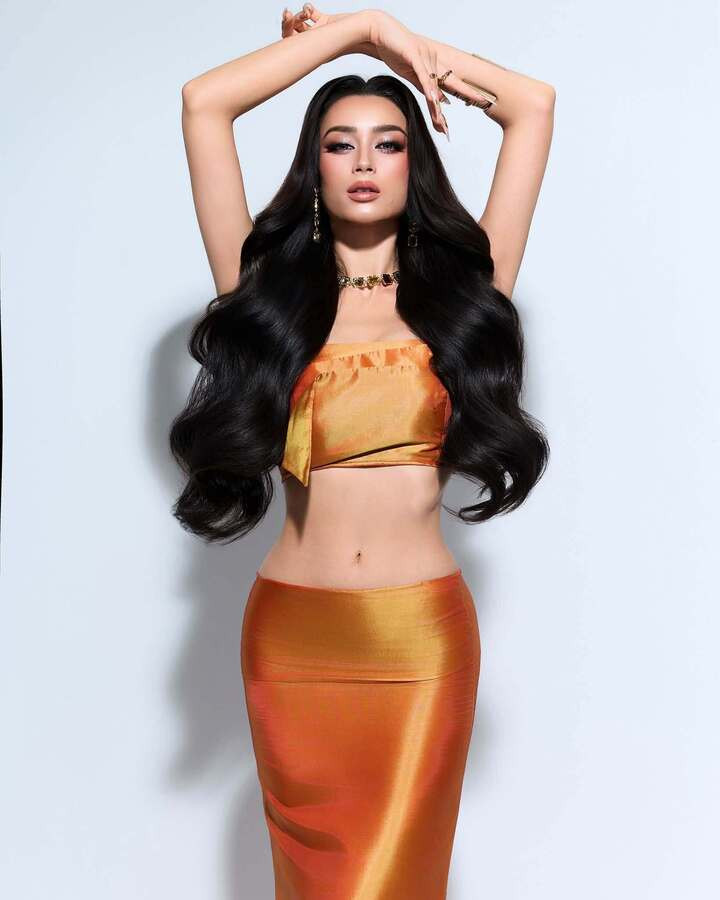 Bên cạnh ngoại hình, Emoura gây chú ý với câu chuyện về gia đình và giáo dục. Trên trang chính thức của Miss Grand International, cô kể về ba thế hệ phụ nữ trong gia đình.