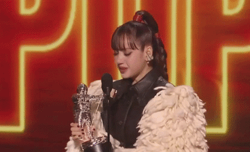 Taylor Swift lập kỷ lục, Lisa (BlackPink) bị công kích