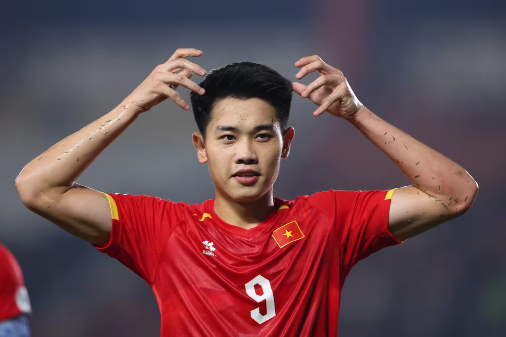 nguyen dinh bac celebrates a goal for vietnam against philippines at the fifa asean cup