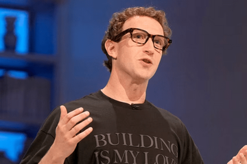 Tỷ phú Mark Zuckerberg 'lột xác' phong cách: Áo phông rộng, quần nâu và kính Ray-Ban tích hợp AI