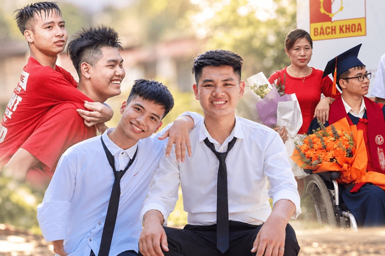 Chàng trai khuyết tật được bạn cõng đi học 10 năm: 3 lựa chọn sống và tấm bằng giỏi Bách khoa Hà Nội