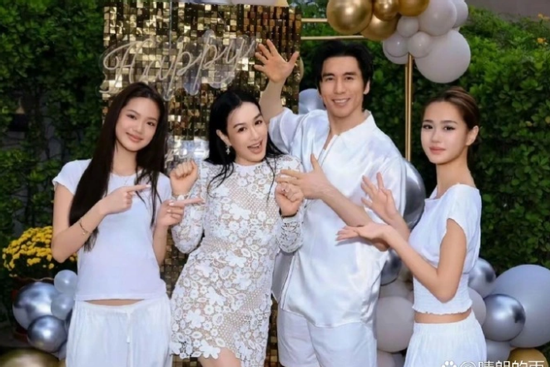 Chung Lệ Đề tình tứ, trao nụ hôn ngọt ngào cho chồng kém 11 tuổi